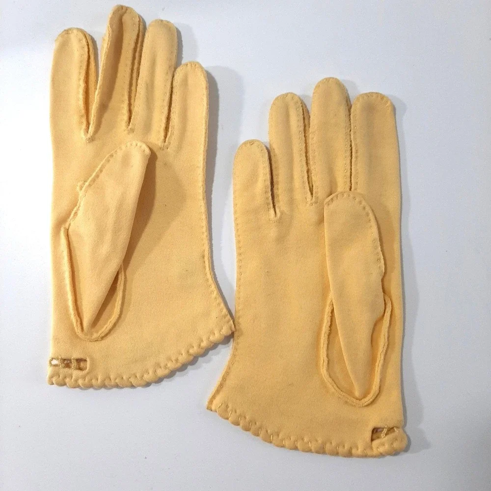Vintage Dawnelle Elvette Yellow Scalloped Edge Wrist Length Gloves Mid Century